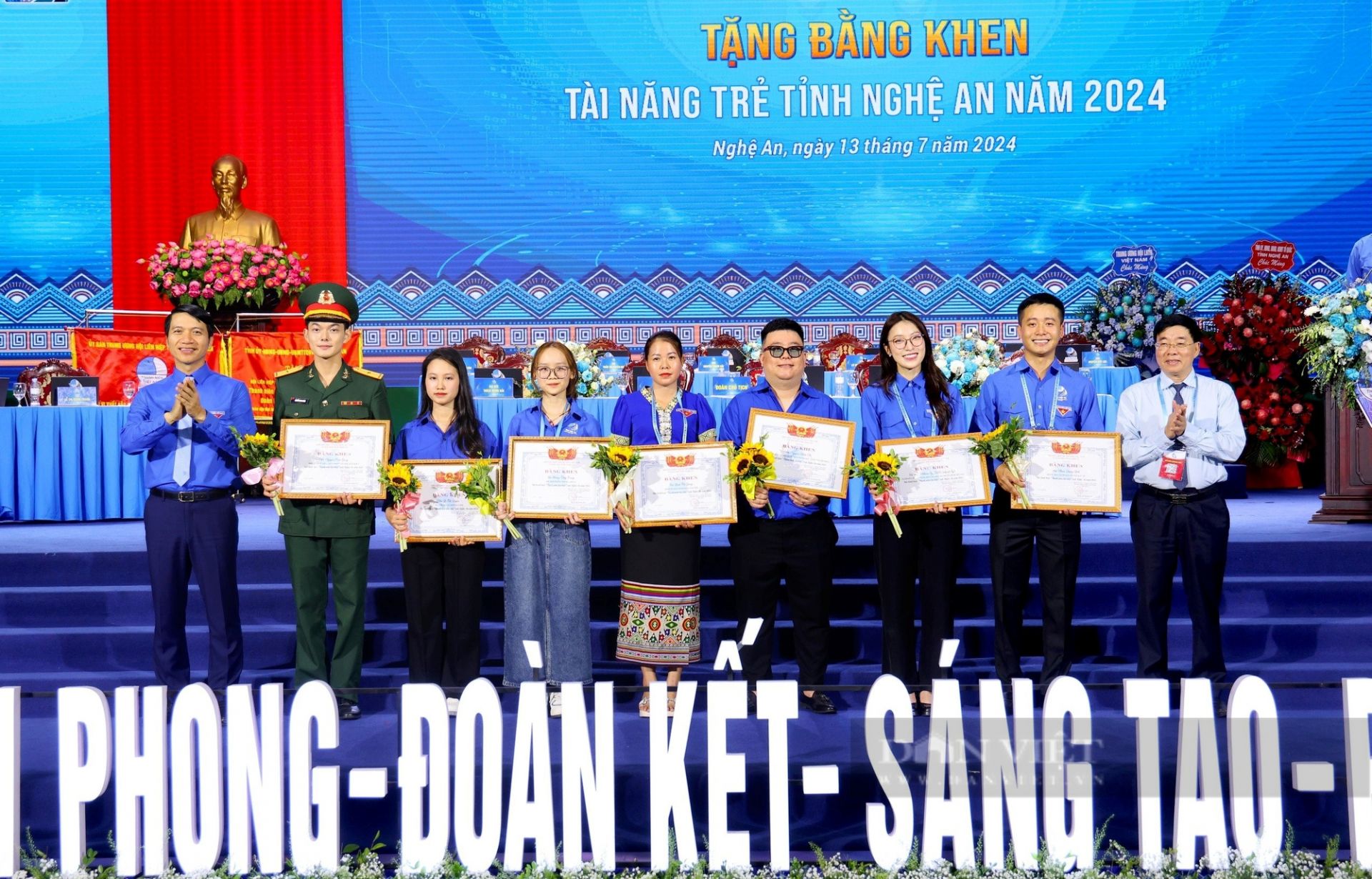 Bí thư T.Ư Đoàn Nguyễn Ngọc Lương và Phó Bí thư thường trực Tỉnh ủy Nghệ An Nguyễn Văn Thông trao Bằng khen cho các thanh niên tiêu biểu của tỉnh Nghệ An.