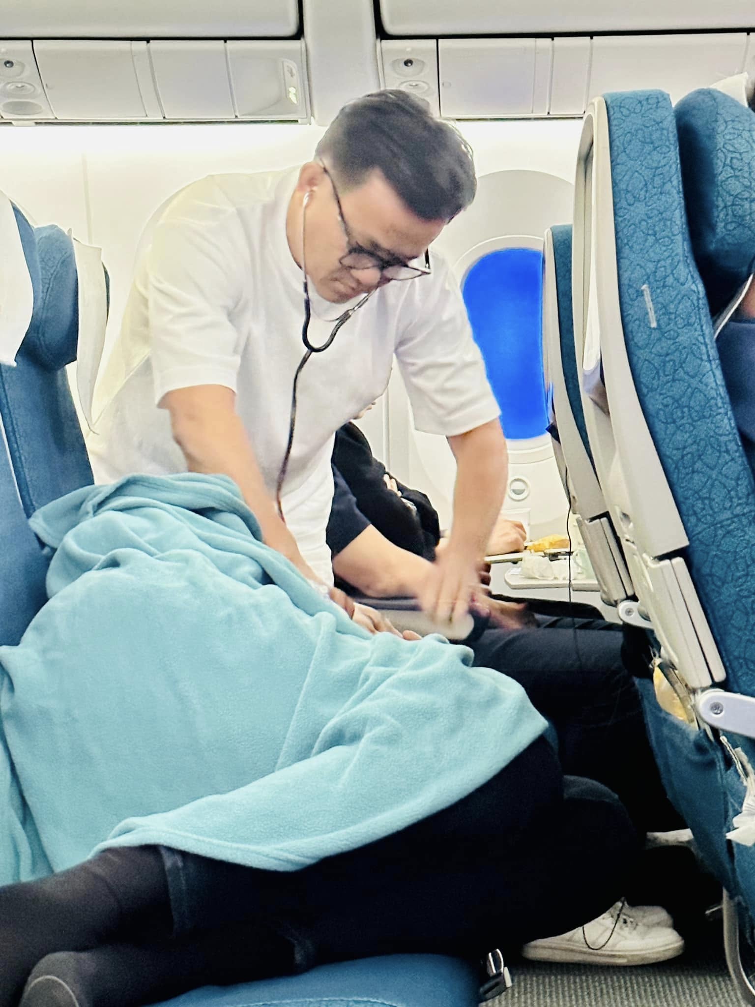 Bác sĩ CKII Huỳnh Minh Chín - Phó giám đốc sở y tế tỉnh Bình Dương đang kiểm tra và chăm sóc sức khoẻ hành khách