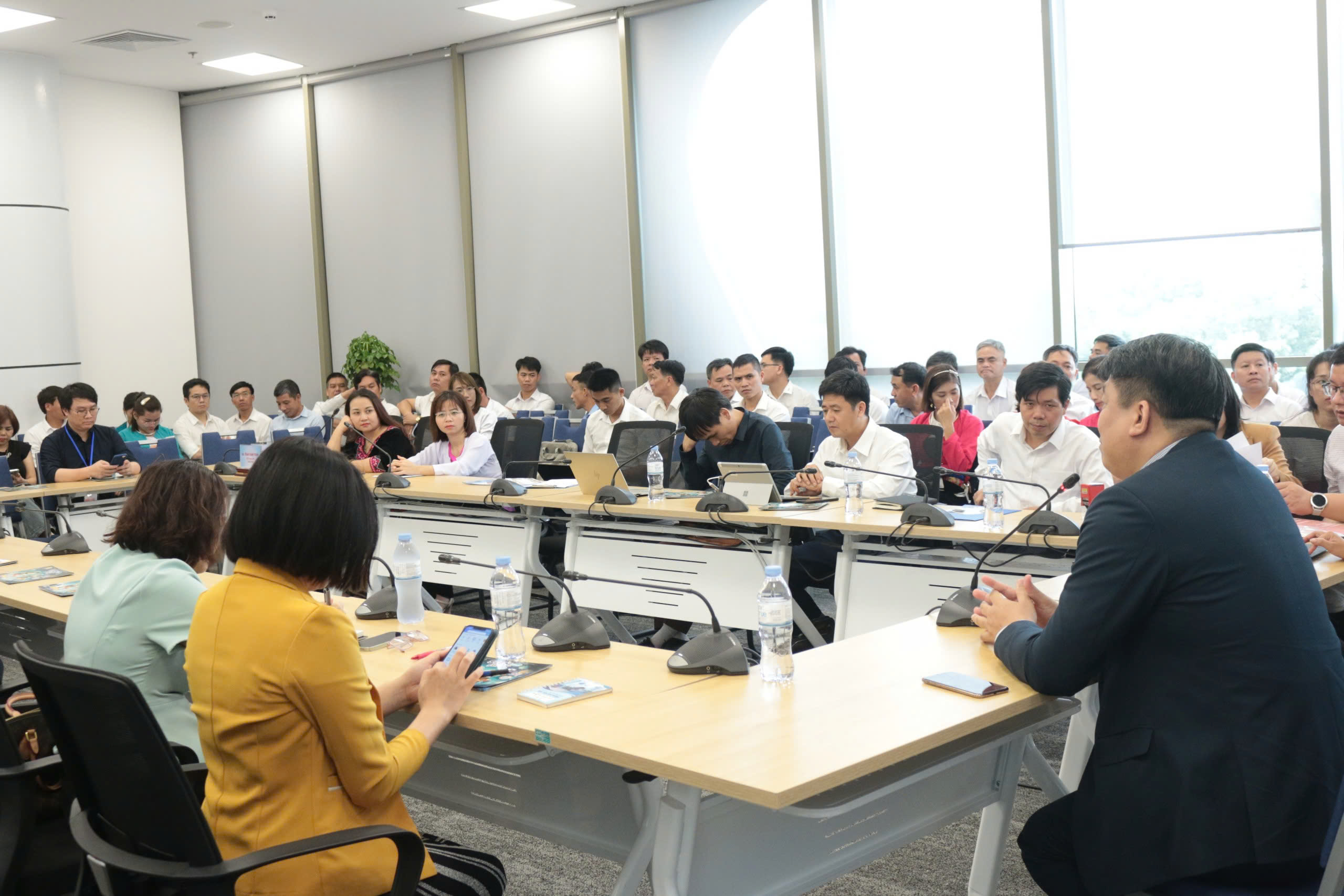 Buổi hội thảo có sự tham gia của nhiều nhà giáo đến từ các tỉnh vùng cao.