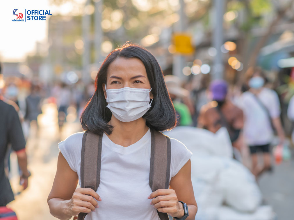 Nên đeo khẩu trang y tế nơi công cộng