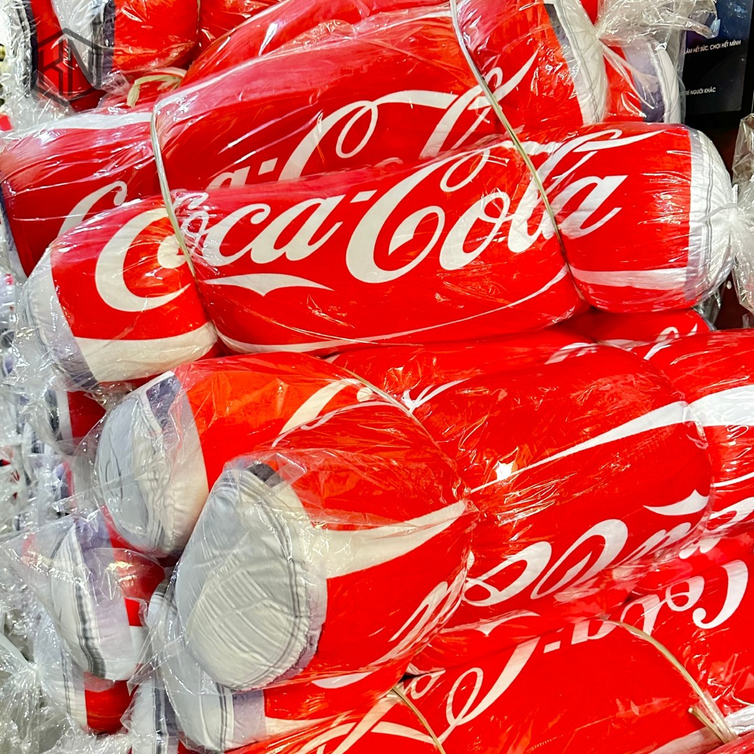 Gối ôm 3D hình lon nước ngọt Coca Cola