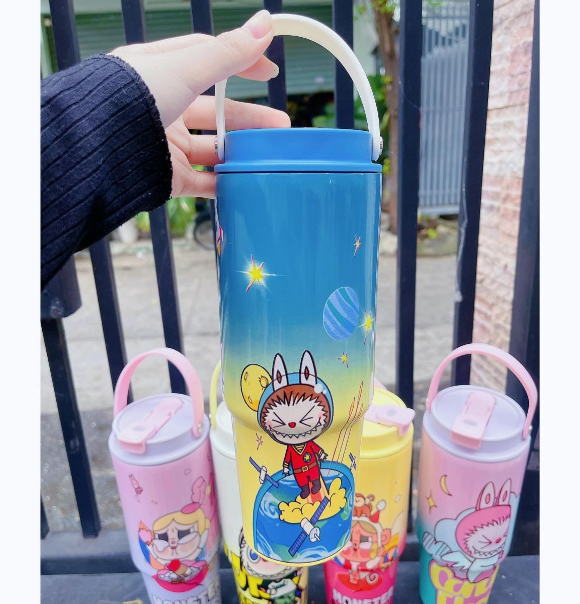 Bình nước giữ nhiệt có quai xách Labubu 900ml