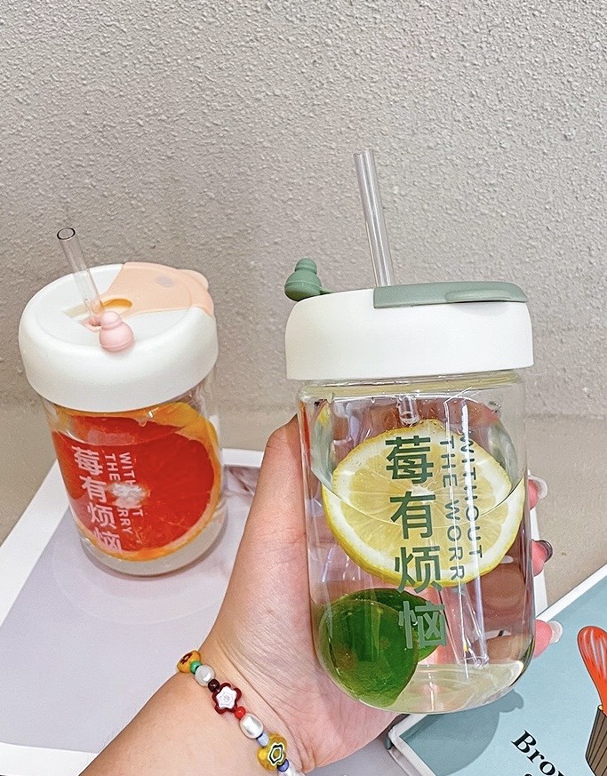 Ly nước giải nhiệt có nắp đậy kèm ống hút xinh xắn