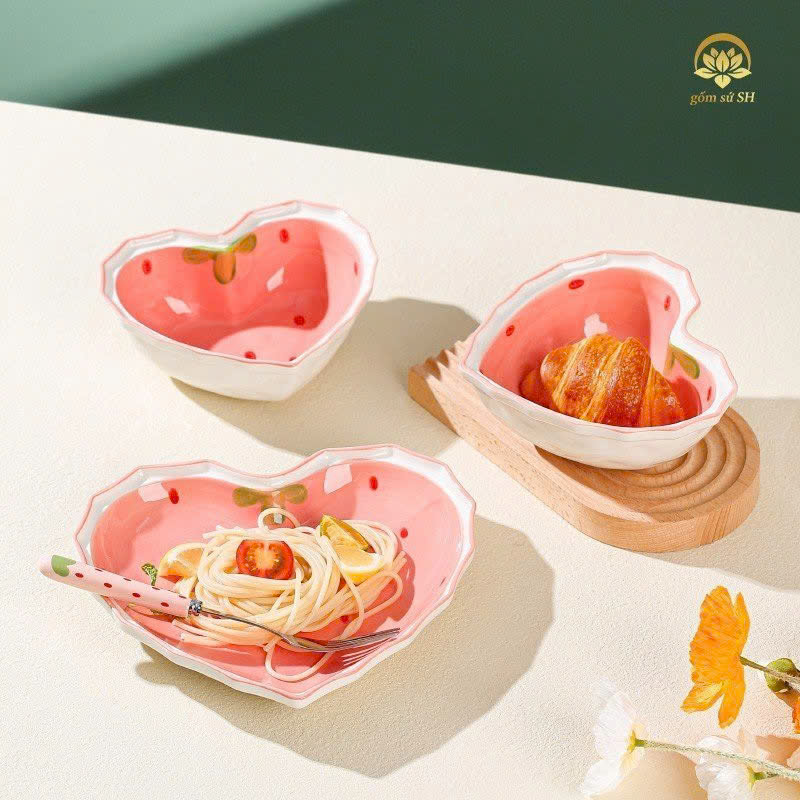 Bát sứ hình trái tim họa tiết trái dâu