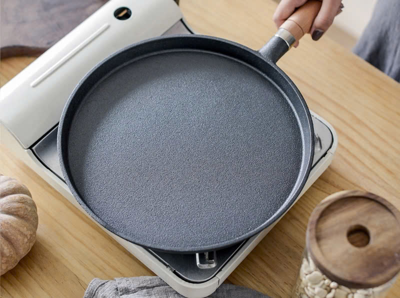 Chảo gang tròn nguyên khối cán gỗ size 20cm