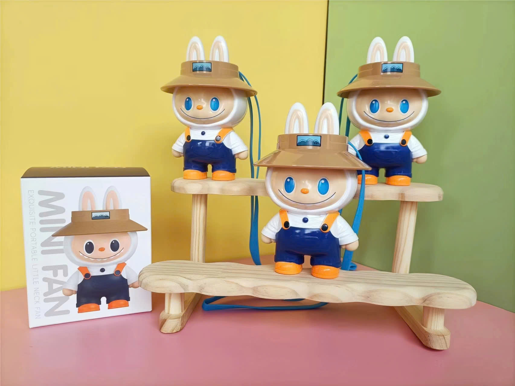 Quạt mini cầm tay Labubu sạc USB có dây đeo