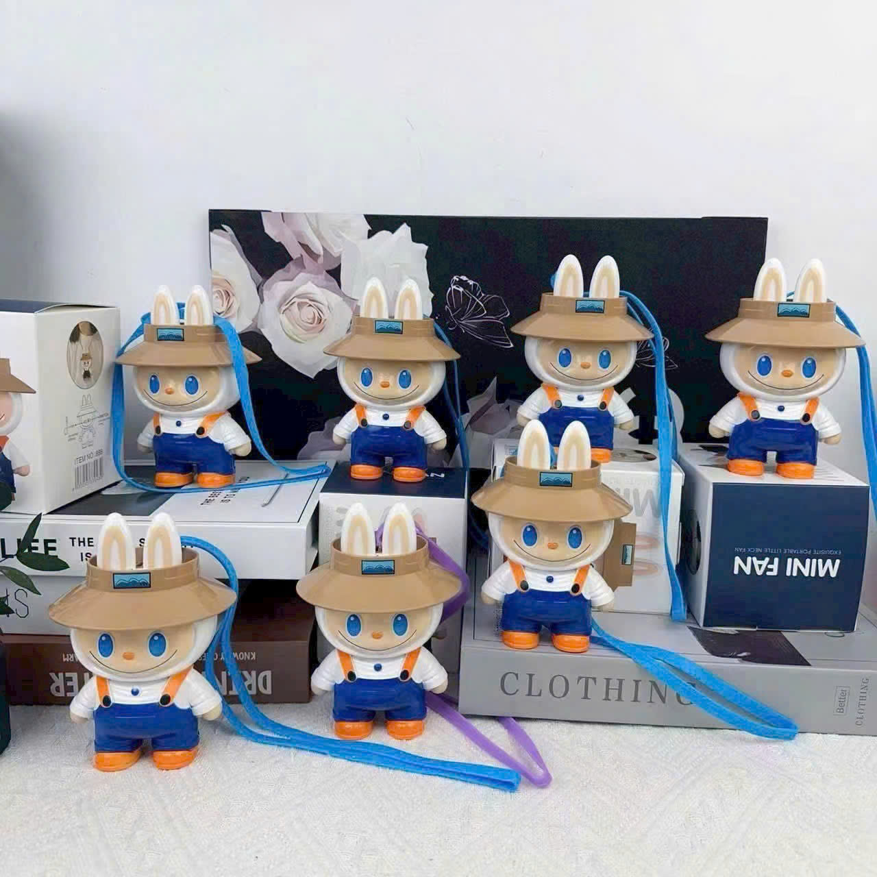 Quạt mini cầm tay Labubu sạc USB có dây đeo