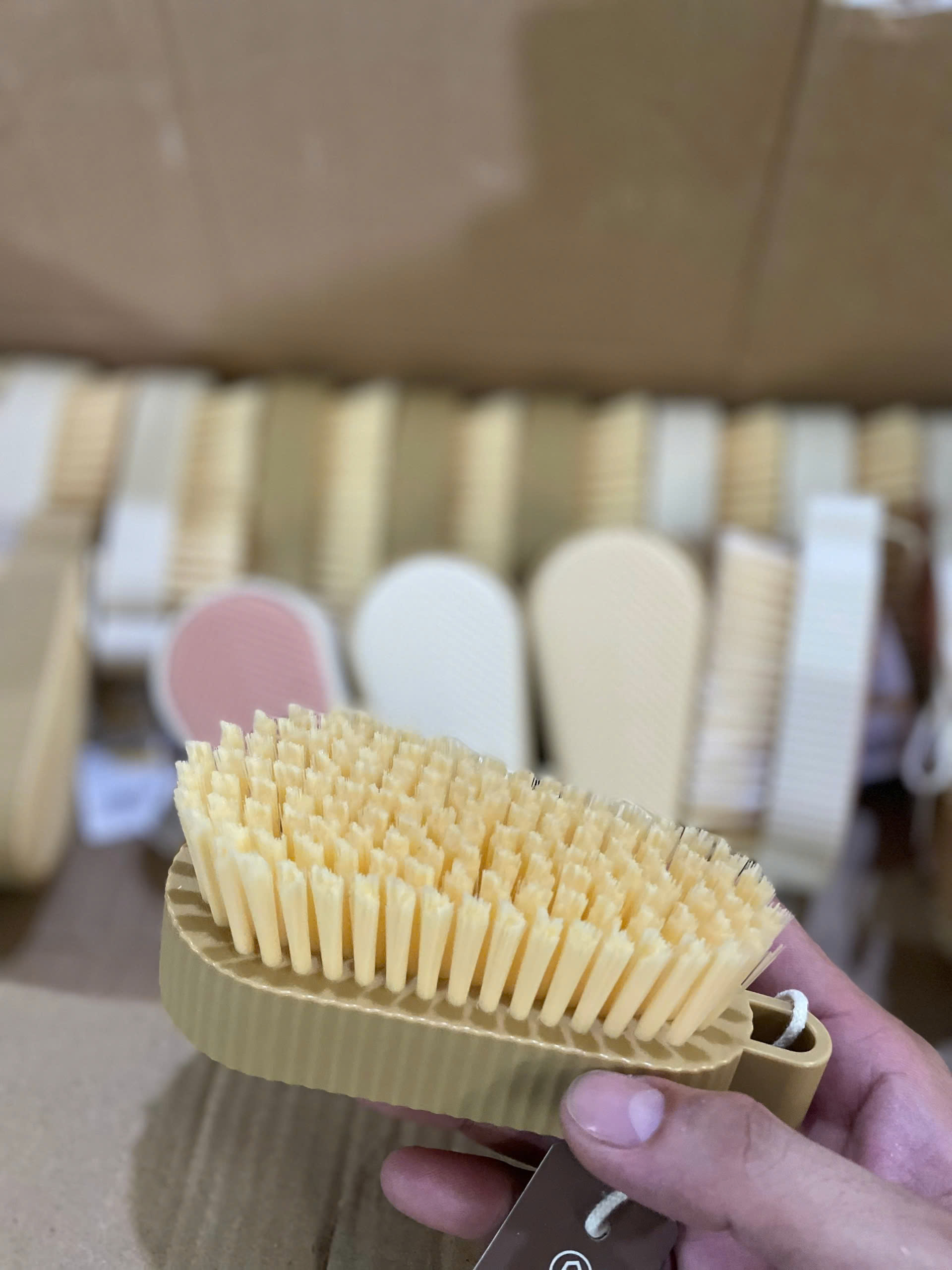 Bàn chải giặt đồ hình quả bơ cute có dây treo