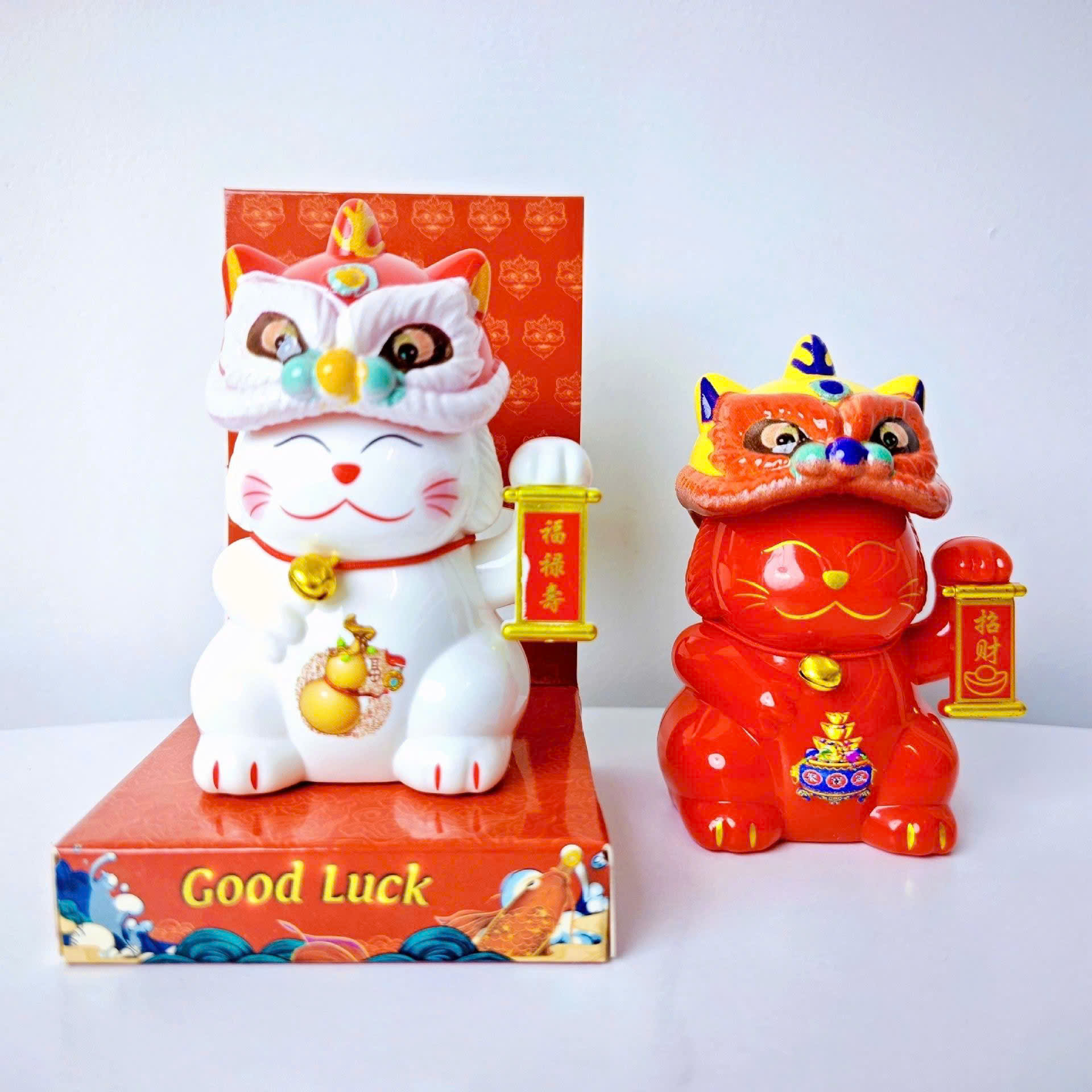 Tượng mèo thần tài đội đầu lân may mắn