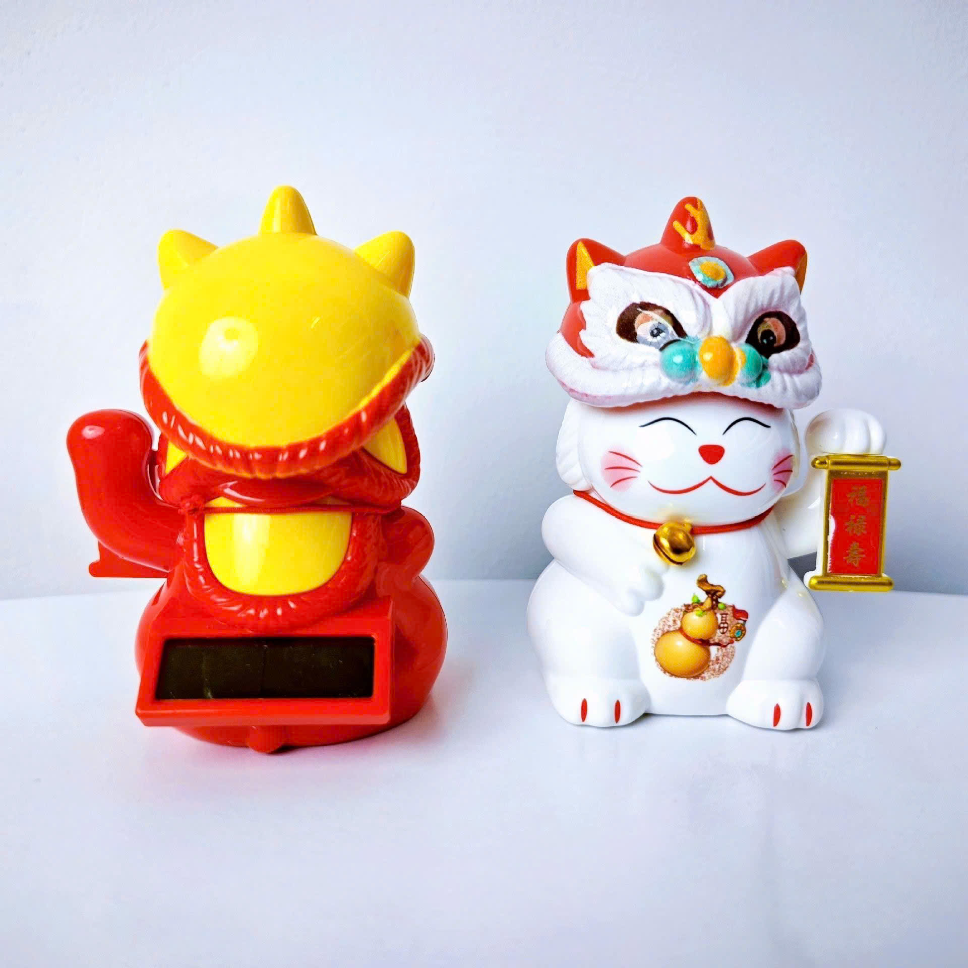 Tượng mèo thần tài đội đầu lân may mắn