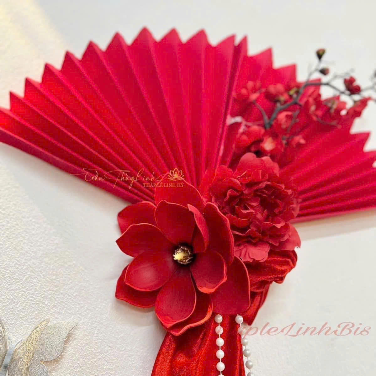 Set chữ Tết vải nhung quạt đỏ kèm hoa trang trí