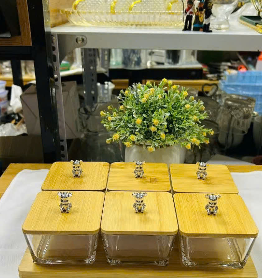 Set 6 hũ thuỷ tinh Vuông đựng mứt kèm nắp và khay gỗ