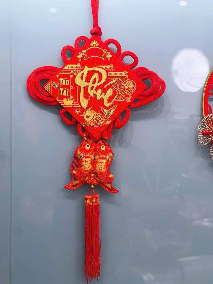 Liễn cá chép nhung đỏ chữ Phúc trang trí Tết
