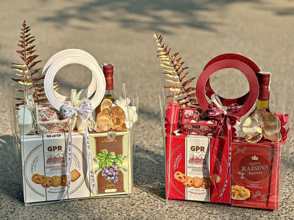 Túi đựng quà Tết trong suốt có quai cầm sang trọng