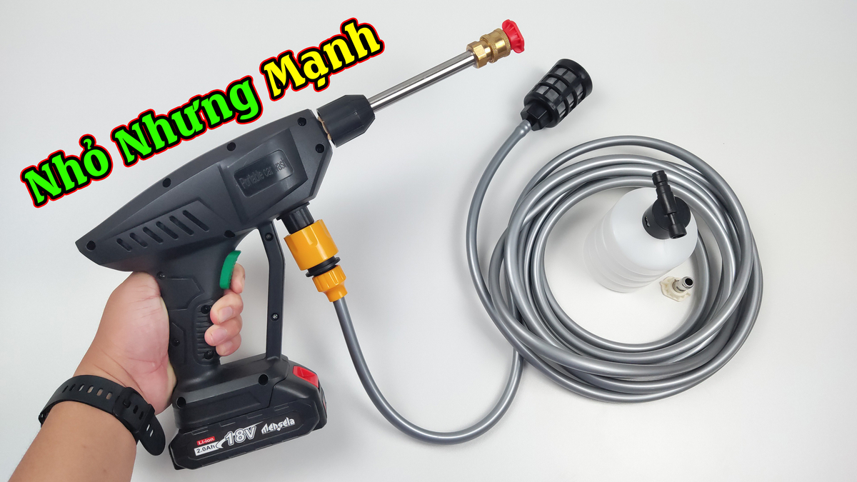 Máy xịt rửa xe máy, ô tô cầm tay dùng pin đa năng