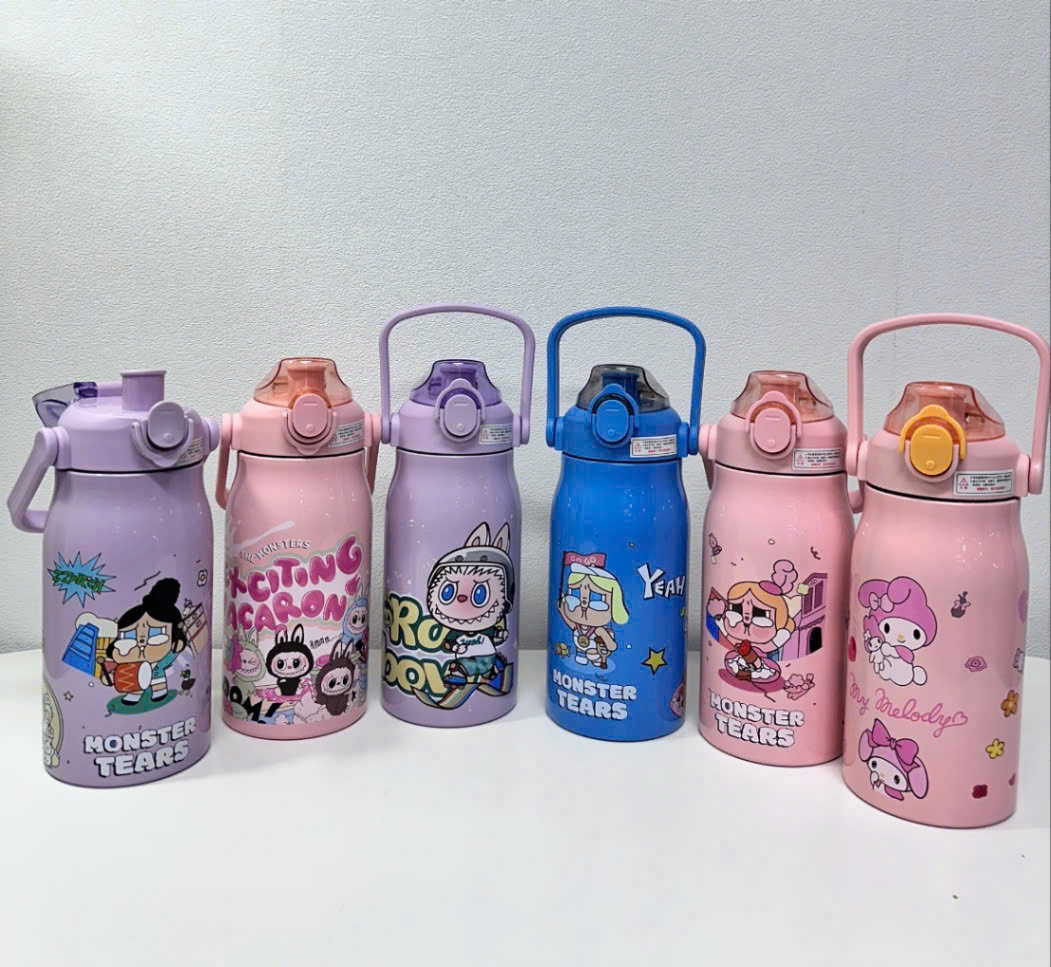 Bình giữ nhiệt Labubu 1L dáng bầu có quai xách và nắp bật tiện lợi