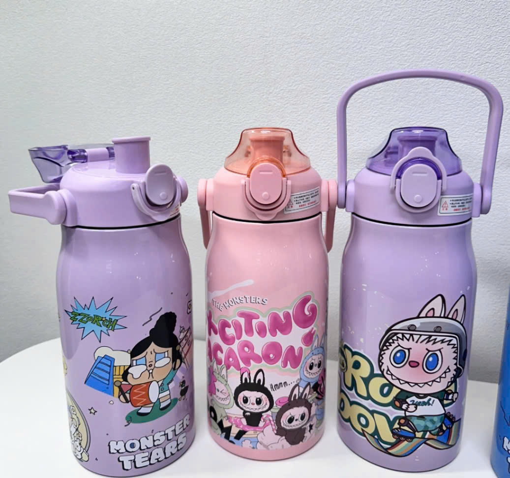 Bình giữ nhiệt Labubu 1L dáng bầu có quai xách và nắp bật tiện lợi