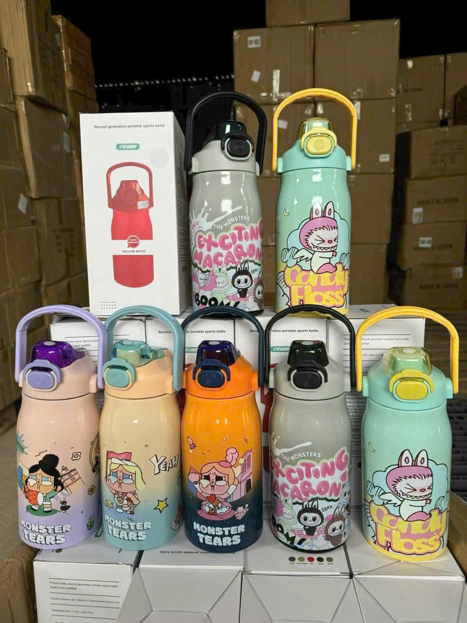 Bình giữ nhiệt Labubu 1L dáng bầu có quai xách và nắp bật tiện lợi