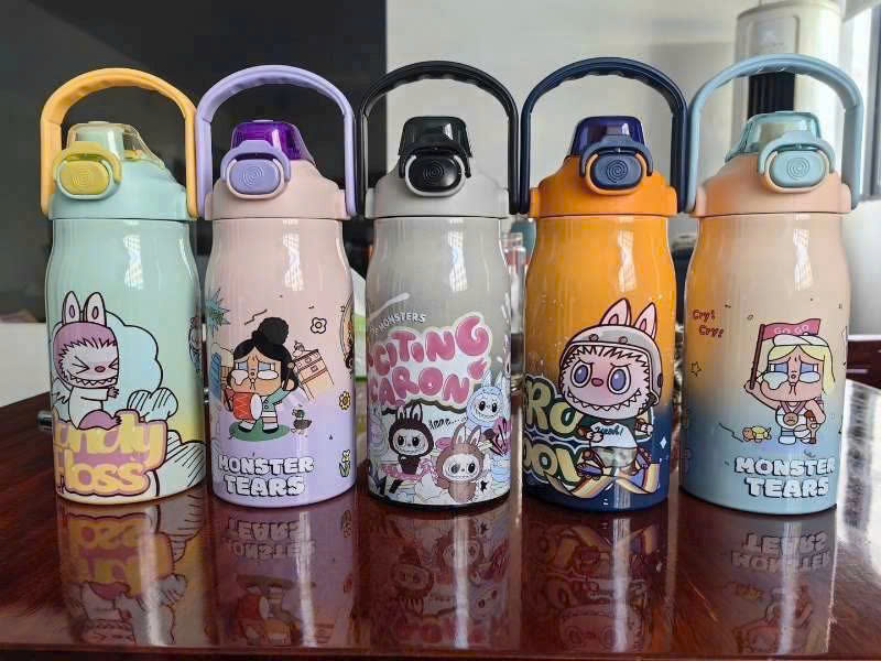 Bình giữ nhiệt Labubu 1L dáng bầu có quai xách và nắp bật tiện lợi