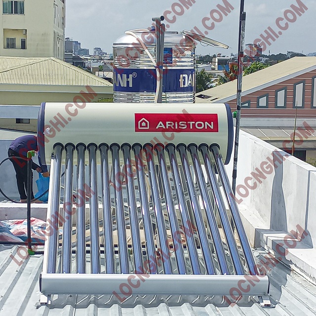 Máy nước nóng năng lượng mặt trời Ariston