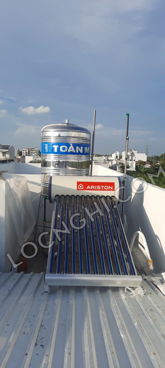 Máy nước nóng năng lượng mặt trời Ariston 132 lít