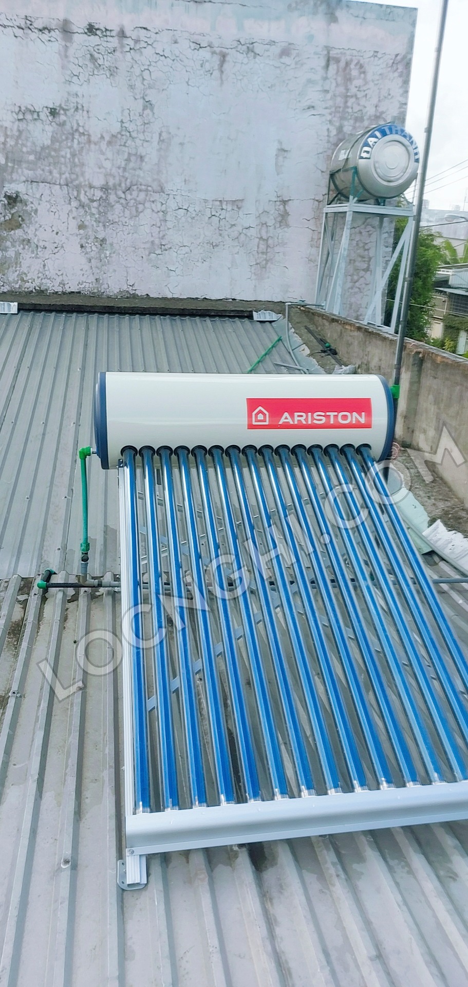 Máy nước nóng năng lượng mặt trời Ariston 160 lít
