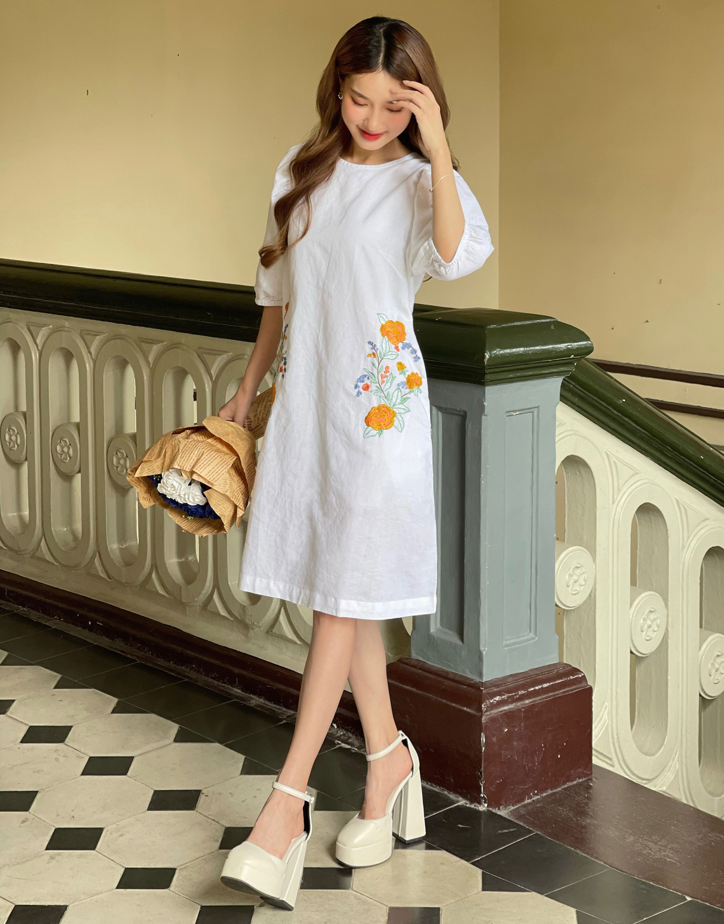 Với họa tiết thêu, hãy ủi ở mặt sau hoặc bạn cần lót thêm giấy lên bề mặt