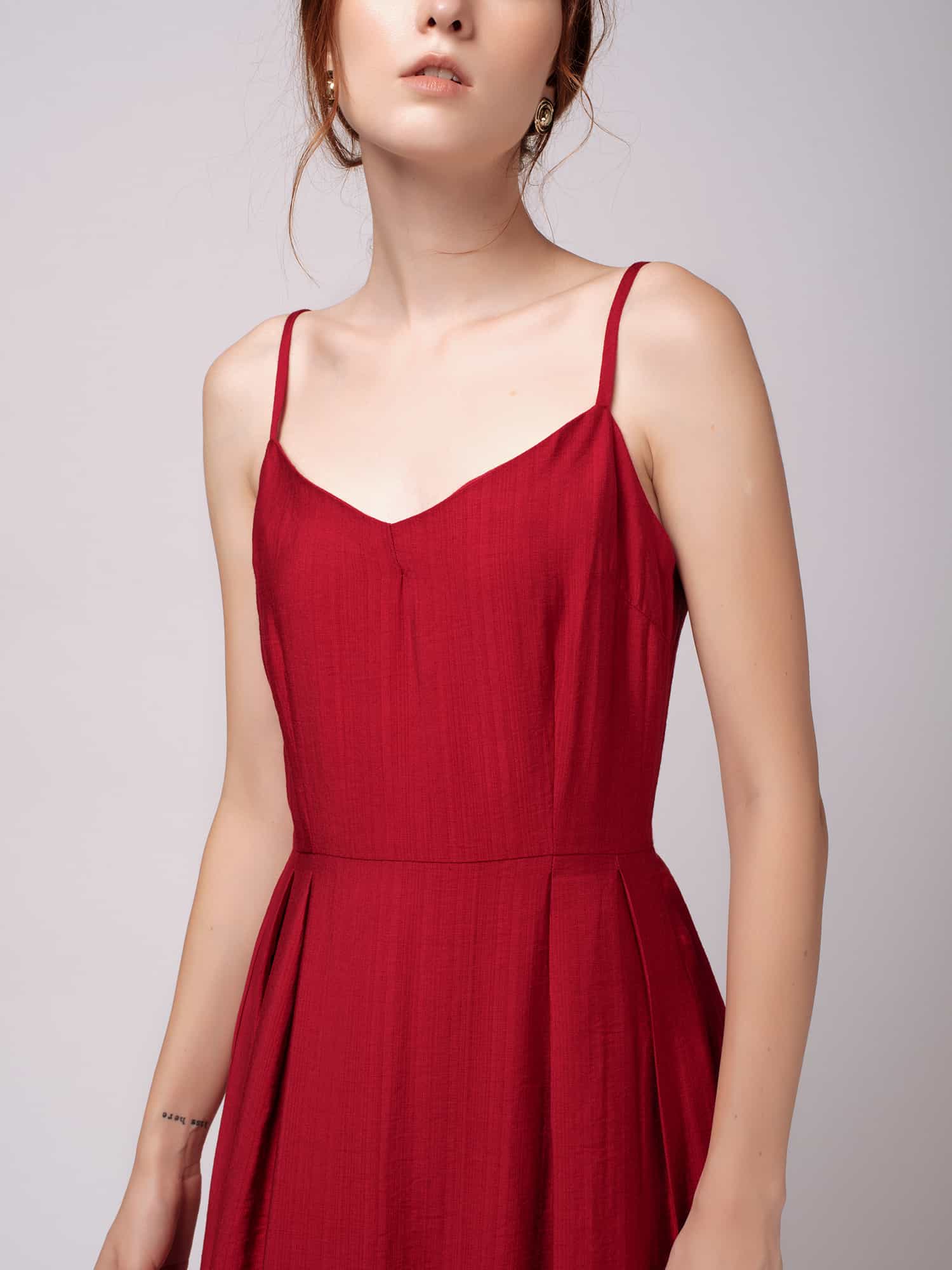 Trang phục được làm từ vải tơ xước mềm mại, mát nhẹ nhưng vẫn đảm bảo tính thời trang