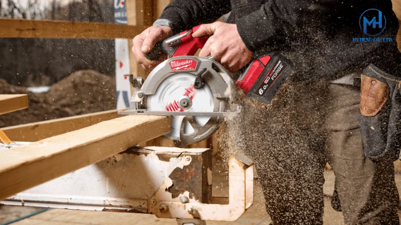 Máy cưa đĩa dùng pin Milwaukee M18 FCS552-0