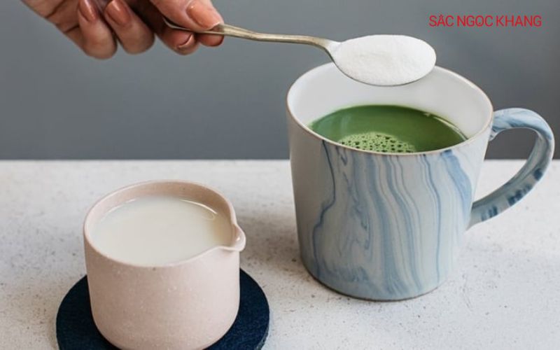 Collagen dạng bột có thể dễ dàng hòa tan vào nước, trà, cà phê, sinh tố