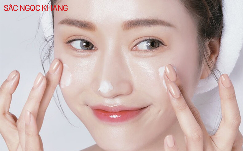 Massage nhẹ nhàng khi thoa kem