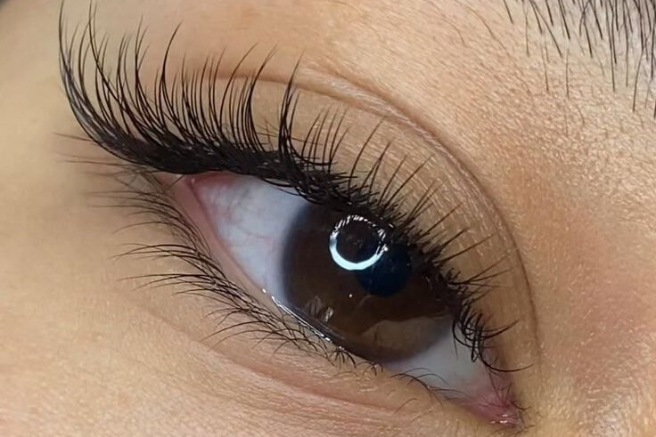 Nối Mi & Phong Cách Tối Giản: Vẻ Đẹp Thanh Lịch Không Bao Giờ Lỗi Mốt