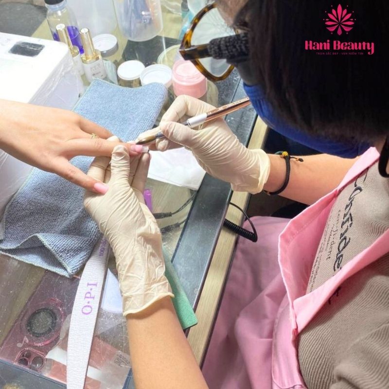 Thao tác đắp bột chuẩn – giữ form móng cân đối và mịn đều