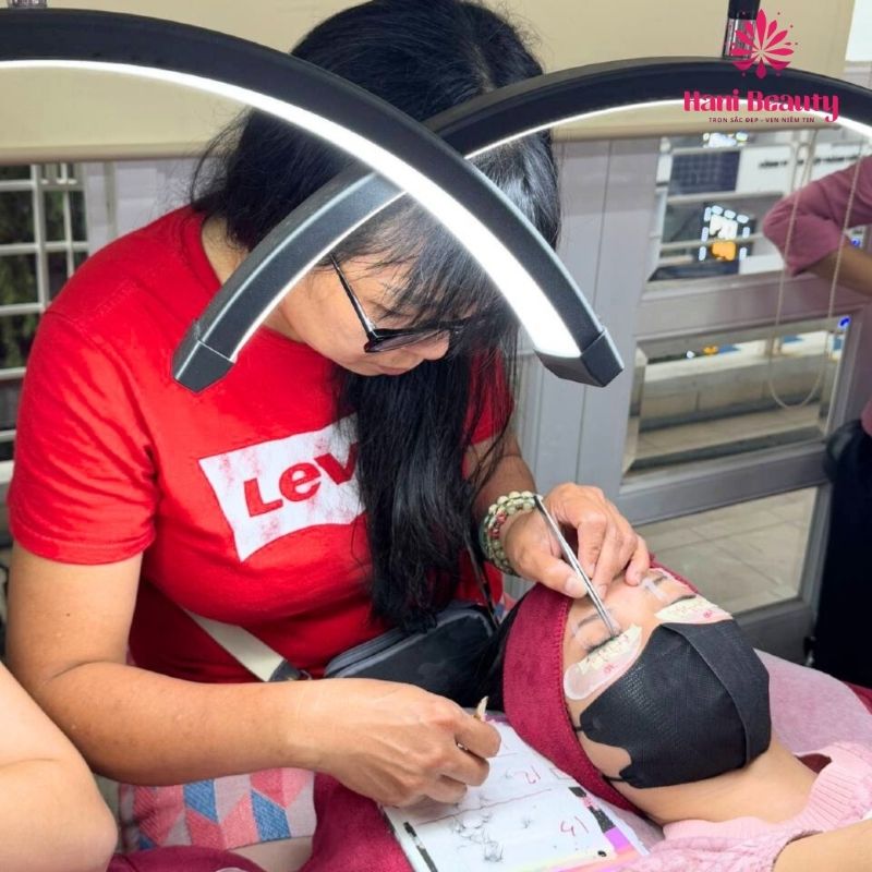 Double Fast và King Glue Ver 2 là dụng cụ nối mi được nhiều thợ tin dùng