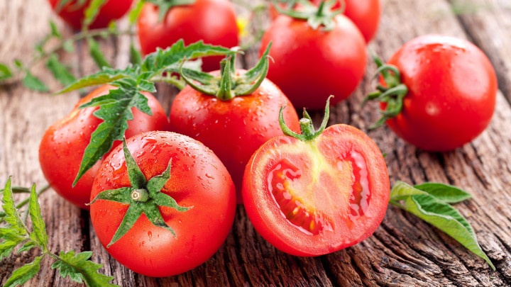Cà chua còn cung cấp một lượng vitamin A, B, E, K tốt cho tim mạch