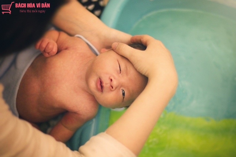 cách tắm cho trẻ sơ sinh không khóc