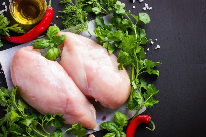 Ức gà giúp giảm bớt nguy cơ gây ra béo phì, bệnh tim và tiểu đường.