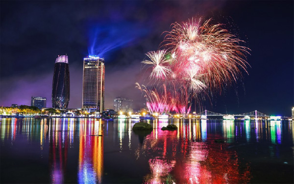 Pháo hoa nhìn từ cầu quay sông Hàn