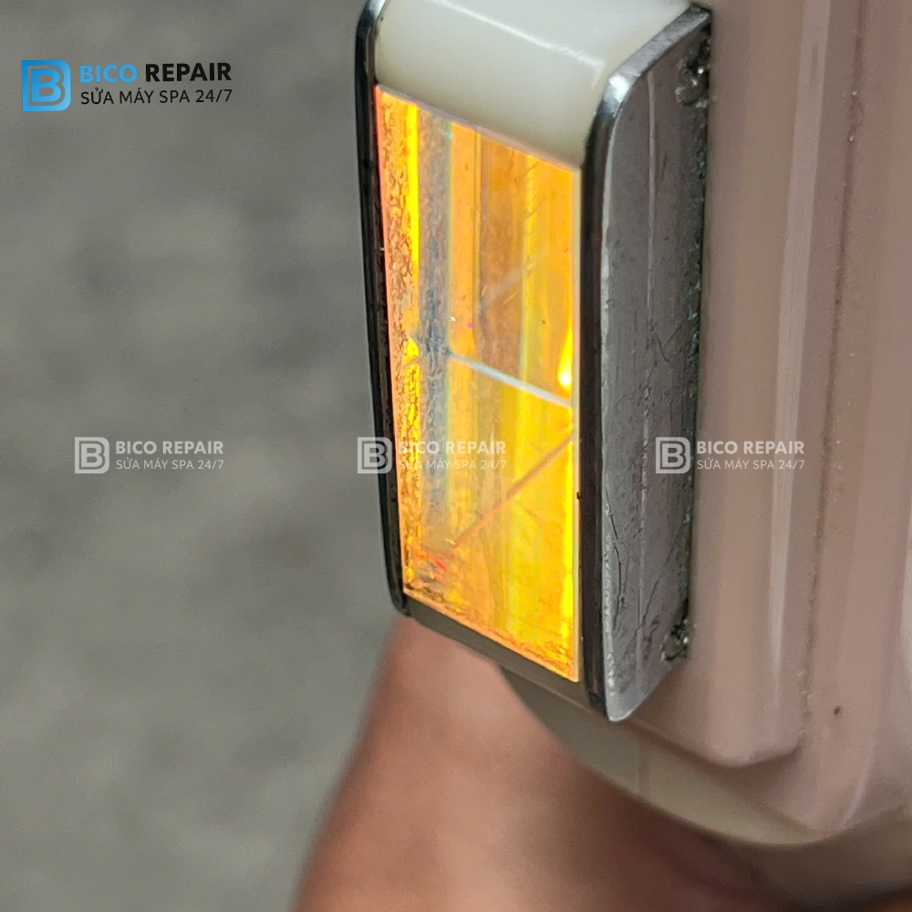 Tay cầm hết xung phát ra ánh sáng yếu