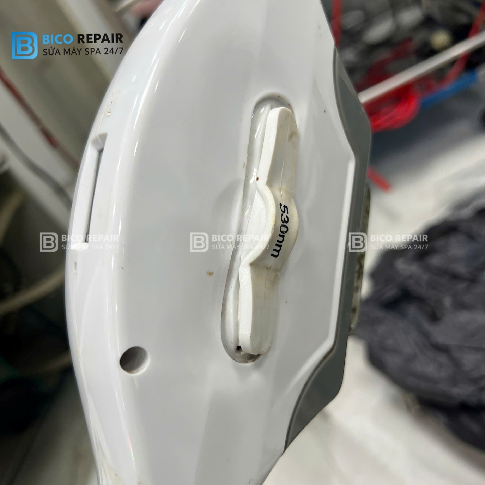 Tay cầm triệt lông bị nóng biến dạng cả vỏ nhựa