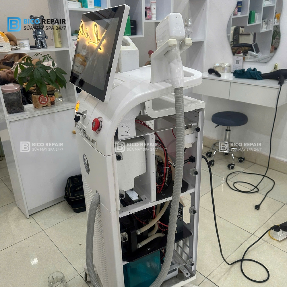 Nên gọi kĩ thuật đến mở máy để kiểm tra