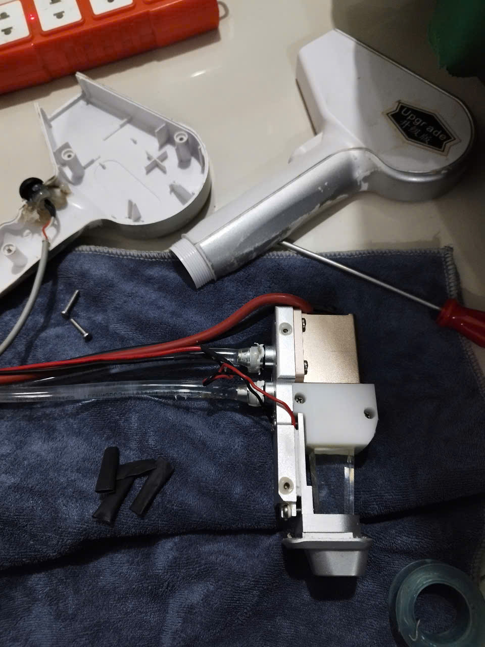 Hệ thống đường nước trong máy tay cầm máy triệt lông