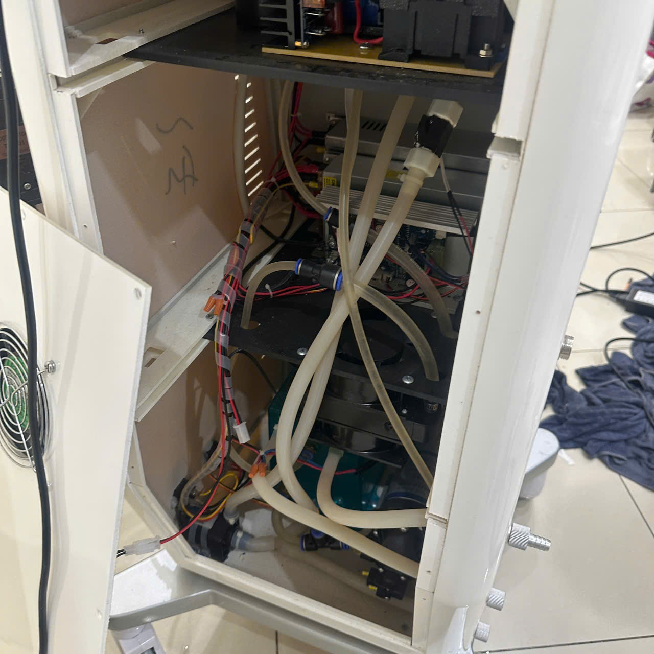 hệ thống đường nước trong máy triệt lông