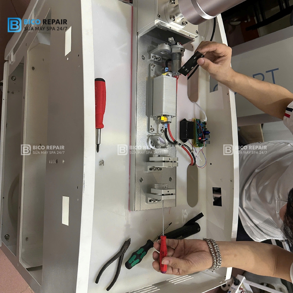 Kĩ sư của BICO REPAIR chỉnh lại đường dẫn quang học