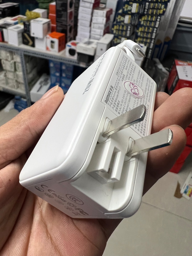 Pin sạc nhanh 20w REMAX RPP-517 dự phòng 5.000mAh QC3.0+PD 22.5w KIÊM Cóc sạc nhanh 20w chính hãng (kèm cáp iphone lightning vs chui ghim ổ điện vừa sạc đt vừa sạc cục pin) [BH: 1 năm]