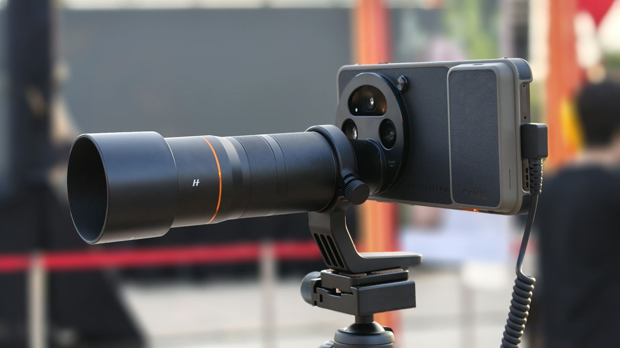 Hệ Thống Camera: "Ống Kính Rời" Đầu Tiên Trên Smartphone