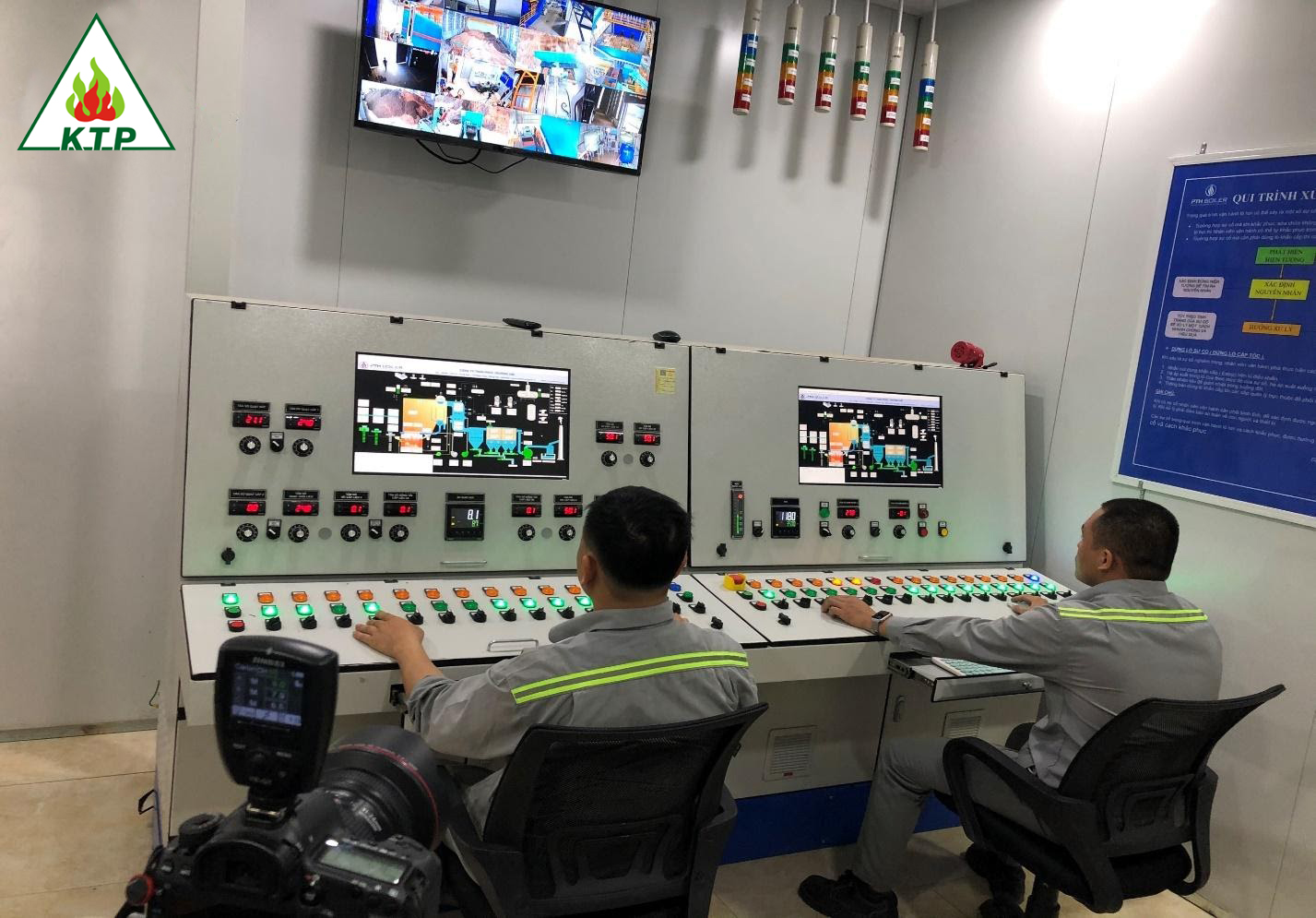 Hình ảnh người vận hành lò hơi thao tác trong phòng điều khiển trung tâm