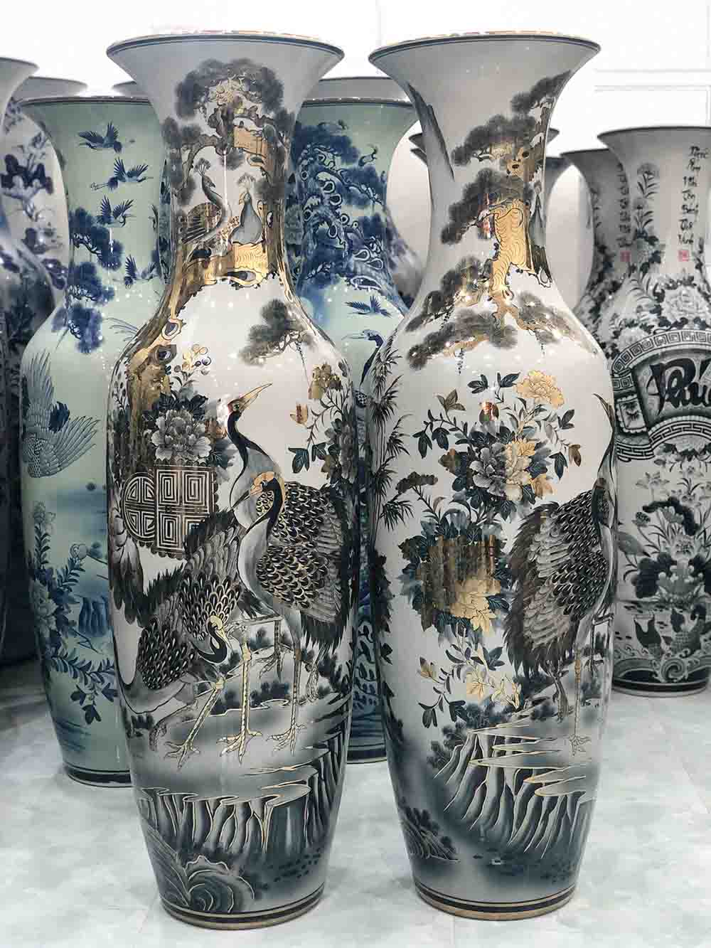 bay-tri-lo-loc-binh-bat-trang-tai-phong-khach-de-the-hien-su-giau-co-sang-trong