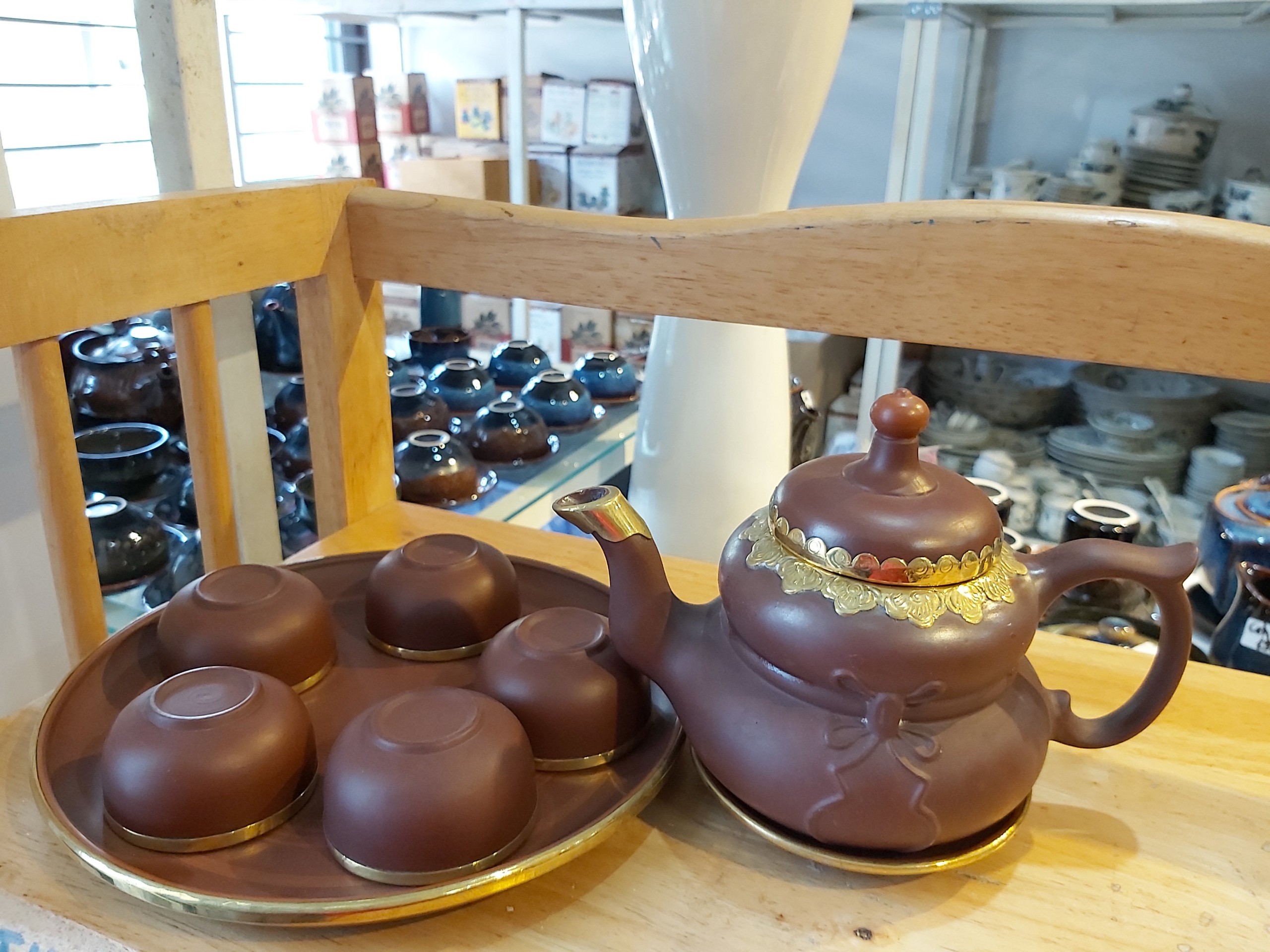 binh-tra-tu-sa-boc-dong-co-ve-dep-tinh-te-voi-hoa-van-cham-khac-noi