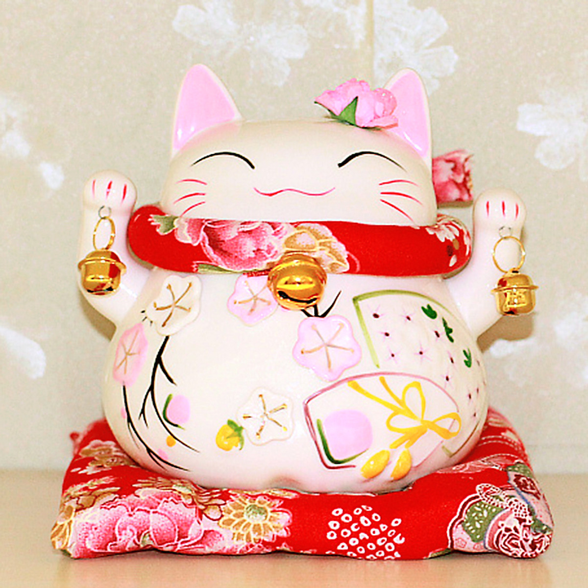 Mèo thần tài màu hồng được cho là mang đến nhân duyên tốt lành cho gia chủ